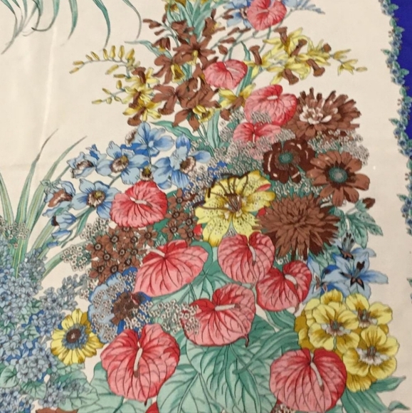 Vintage GUCCI Flora Flower Bouquet 100% Silk Italian Scarf, VITTORIO ACCORNERO - Picture 4 of 8